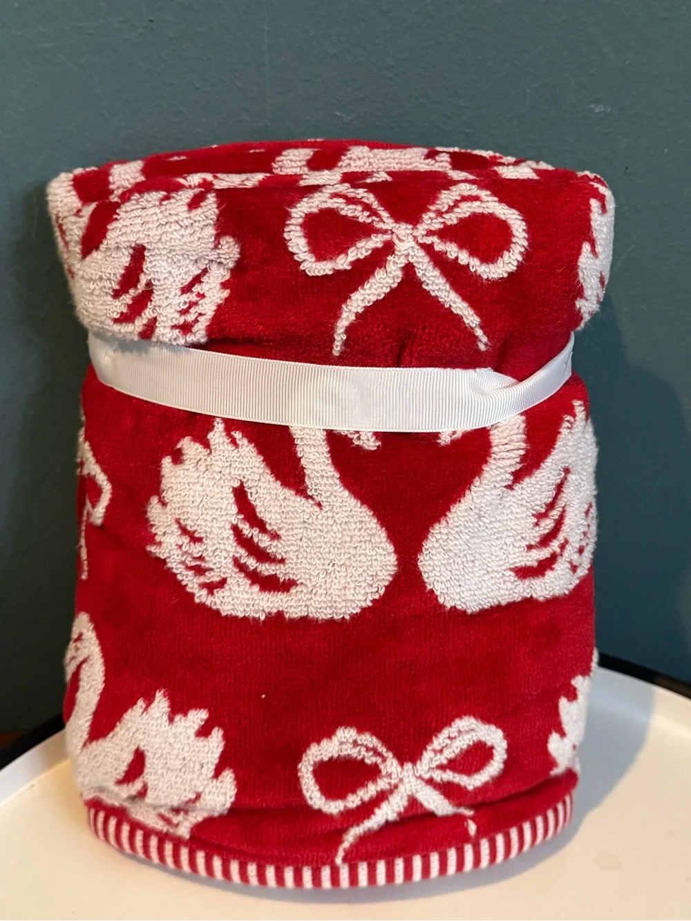 NWT 2 Pc. Christmas Hand Towels Set Red with white swans and bows